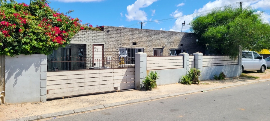 4 Bedroom Property for Sale in Sunbird Park Western Cape